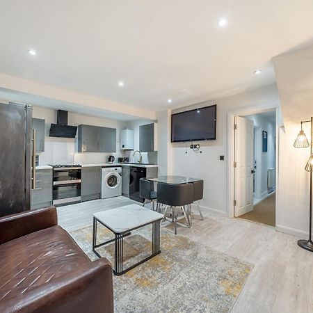 Two Bed Home In The Heart Of Egham Eksteriør billede